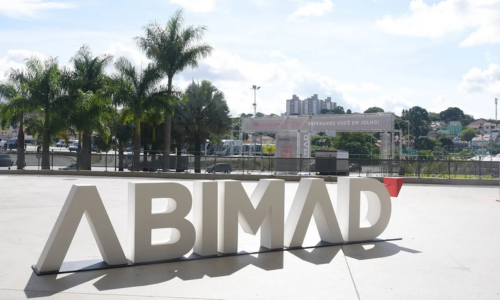 Exposição de móveis de alto padrão e design assinado na Feira ABIMAD 2026