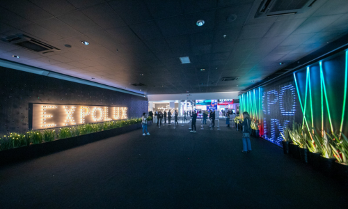 Estande moderno com luminárias de LED inteligentes expostas na feira Expolux iluminação em São Paulo