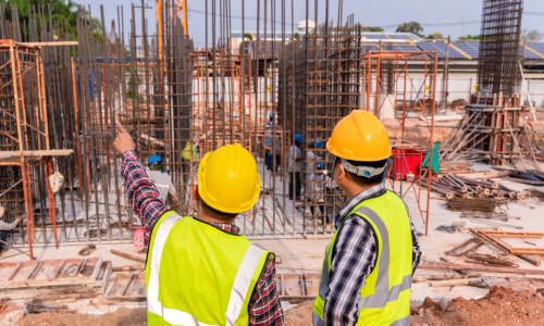 Engenheiro analisando ,Sinduscon-PE CUB em um canteiro de obras