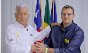 Executivos do grupo Ceramfix e da Macxplus reunidos durante o anúncio oficial da incorporação corporativa no Nordeste