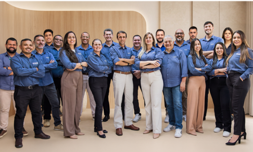Engenheiros e arquitetos da equipe técnica da Viapol analisando projetos de impermeabilização em metodologia BIM