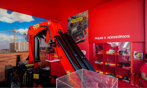 Guindaste articulado MD 630 em exposição no estande da PALFINGER na ConstruNordeste 2026 em Salvador