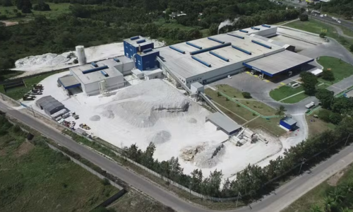 Fachada e linha de produção de gesso e placas da fábrica Placo Saint-Gobain drywall